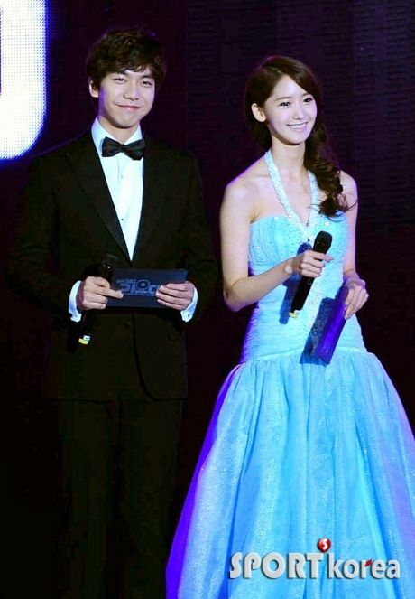Embarrassing naked party photos Is yoona really dating lee seung gi